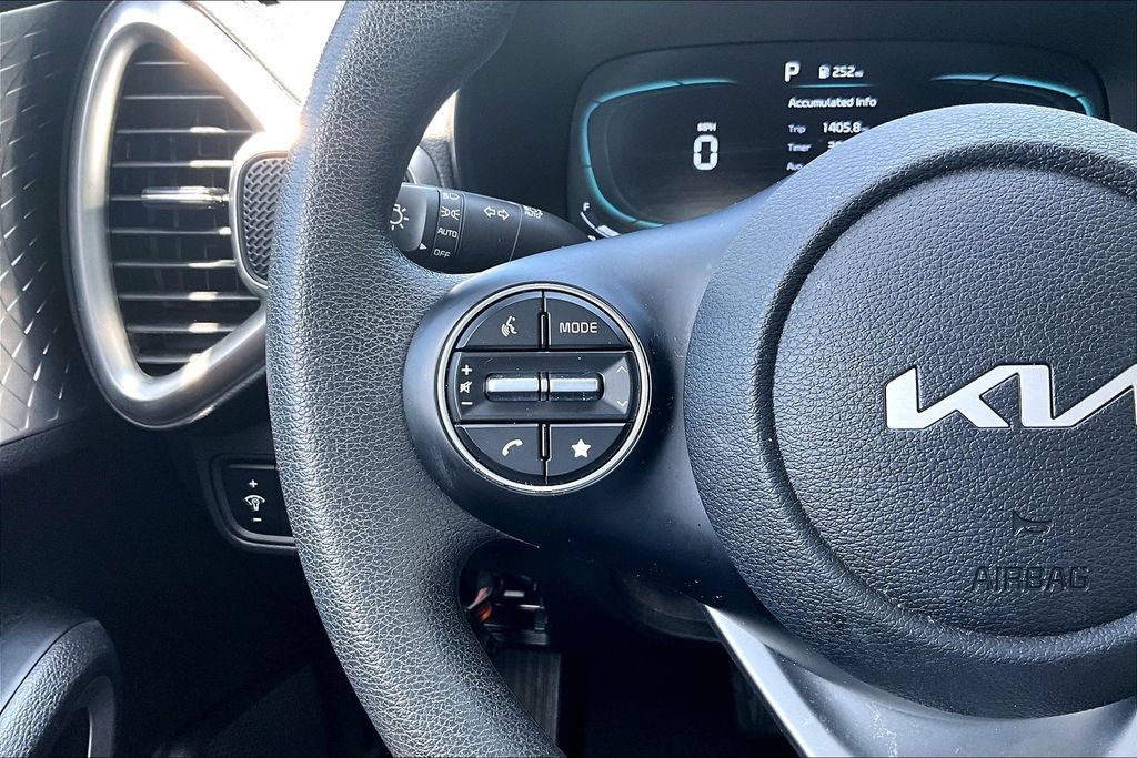 Used 2025 Kia Soul LX w/ LX Technology Package FWD image 11