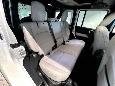 Used 2023 Jeep Wrangler Unlimited Sahara AWD/4WD image 31