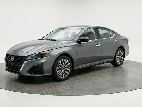Used 2025 Nissan Altima 2.5 SV image 3