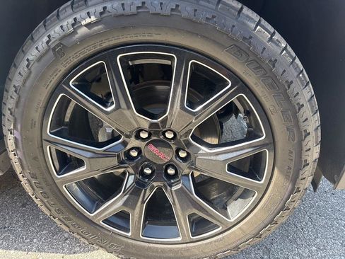 Used 2024 GMC Yukon Denali w/ Advanced Technology Package AWD/4WD image 7