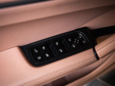 Certified 2024 Porsche Cayenne Turbo AWD/4WD image 23