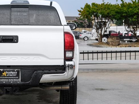 Used 2018 Toyota Tacoma SR5 RWD image 46