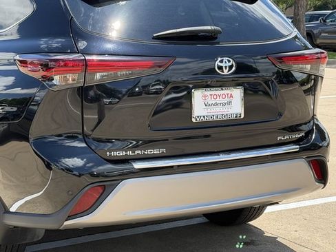 Used 2024 Toyota Highlander Platinum FWD image 6