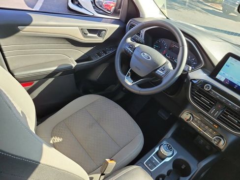 Used 2022 Ford Escape SE w/ SE Sport Appearance Package image 3