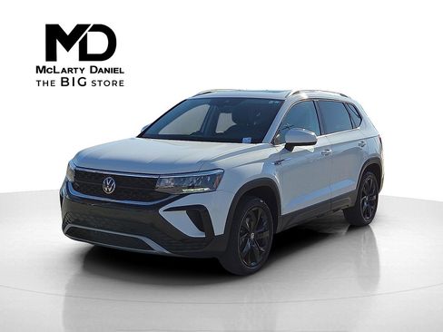 Used 2024 Volkswagen Taos SE image 2