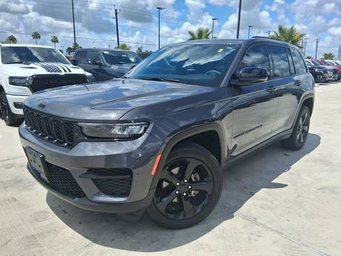 Used 2025 Jeep Grand Cherokee Altitude RWD image 3