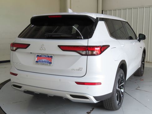 New 2025 Mitsubishi Outlander SE image 3