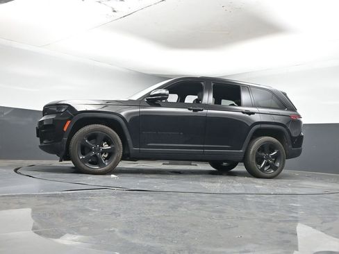 Used 2023 Jeep Grand Cherokee Altitude image 11
