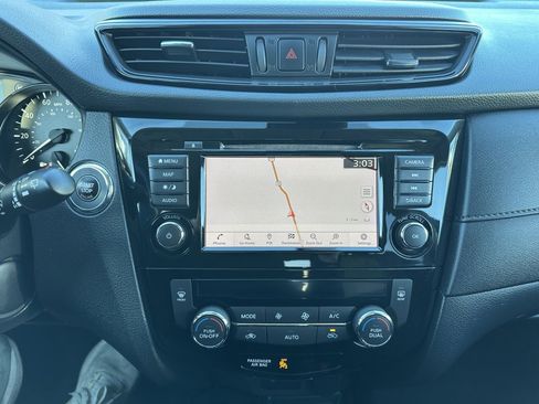 Used 2019 Nissan Rogue SV w/ Premium Package image 11