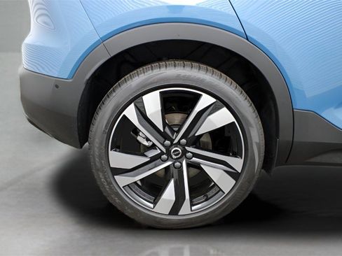 New 2025 Volvo XC40 B5 Ultra w/ Climate Package image 17