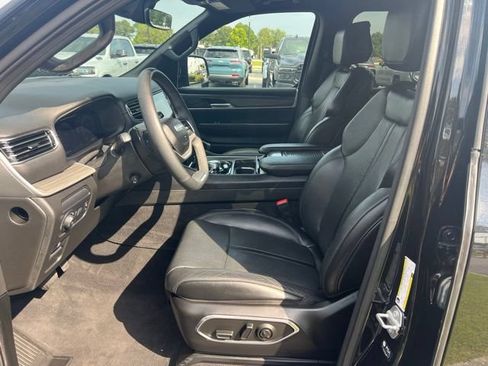 Used 2024 Jeep Wagoneer L Series II w/ Flexible Seating Group AWD/4WD image 7