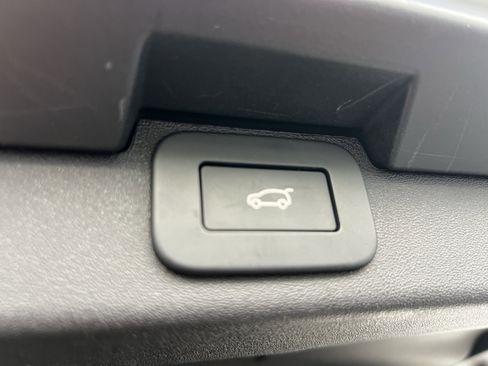 Certified 2025 Land Rover Discovery S AWD/4WD image 40