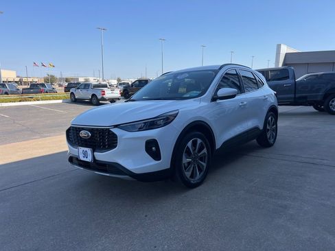 Used 2025 Ford Escape Platinum w/ Class II Trailer Tow Package image 7