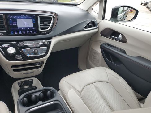 Used 2018 Chrysler Pacifica Touring-L FWD image 13