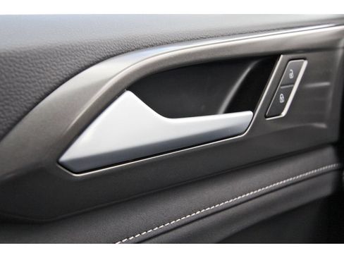 Certified 2025 Volkswagen Taos SE FWD image 21