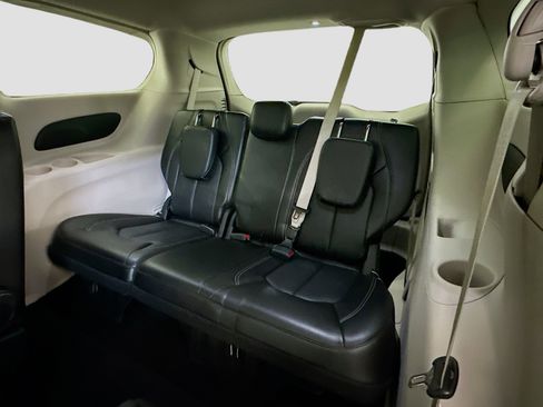 Used 2024 Chrysler Pacifica Touring-L image 29