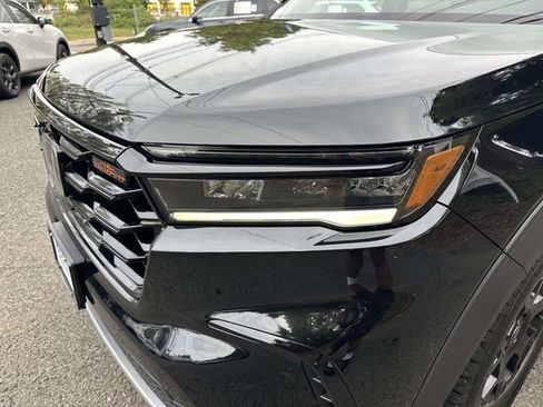 Used 2025 Honda Pilot TrailSport image 8