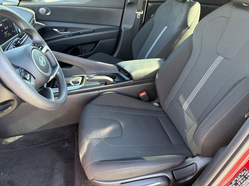 Used 2025 Hyundai Elantra SE image 24