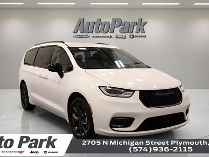 New 2026 Chrysler Pacifica Select w/ S Appearance Package