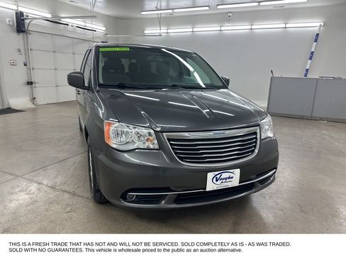 Used 2016 Chrysler Town & Country Touring FWD image 3