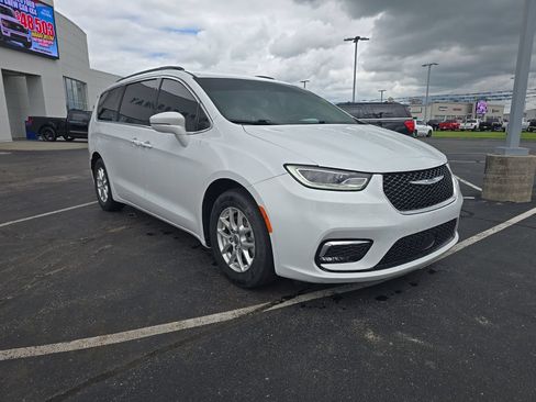 Used 2022 Chrysler Pacifica Touring-L FWD image 3