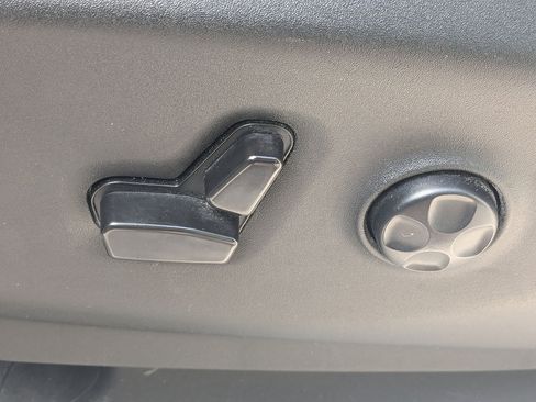 Used 2023 Chrysler Pacifica Touring-L FWD image 15