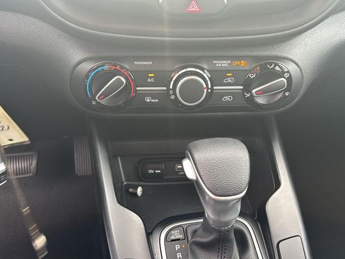 Certified 2025 Kia Soul LX w/ LX Technology Package FWD image 18