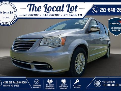 Used 2015 Chrysler Town & Country Limited FWD image 1