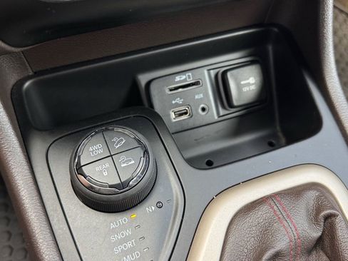 Used 2015 Jeep Cherokee Trailhawk w/ Comfort/Convenience Group AWD/4WD image 27