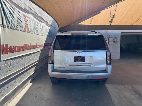 Used 2017 Cadillac Escalade Luxury image 4