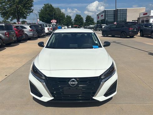 Used 2025 Nissan Altima 2.5 SV FWD image 2