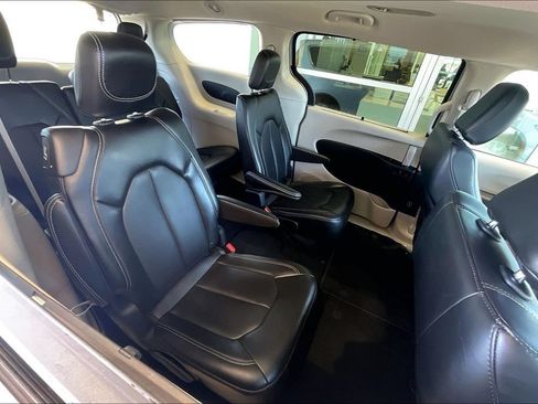 Used 2024 Chrysler Pacifica Touring-L FWD image 25