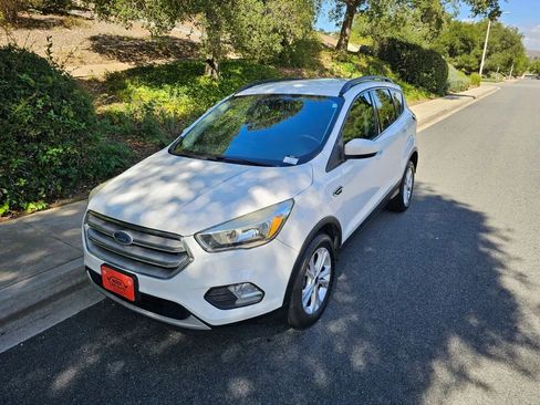 Used 2018 Ford Escape SE w/ SE Sync 3 Package AWD/4WD image 2