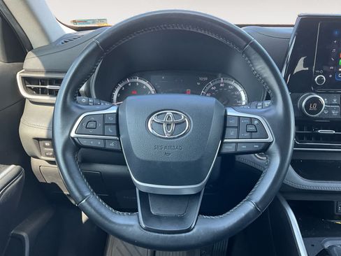 Used 2023 Toyota Highlander LE FWD image 12