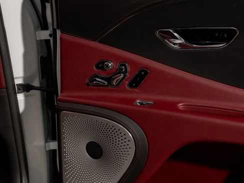 Used 2023 Bentley Flying Spur V8 image 35