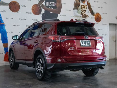 Used 2018 Toyota RAV4 LE FWD image 21