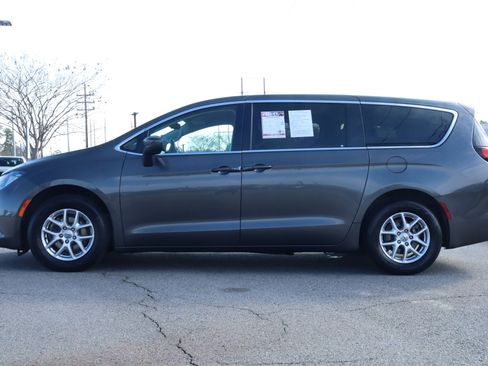 Used 2023 Chrysler Voyager LX image 2