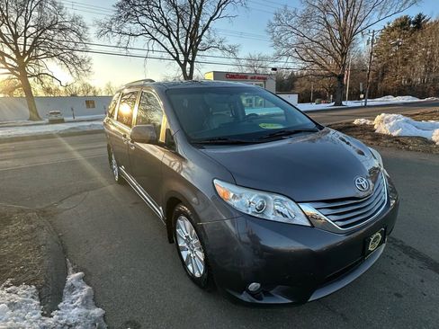 Used 2015 Toyota Sienna XLE Premium image 3