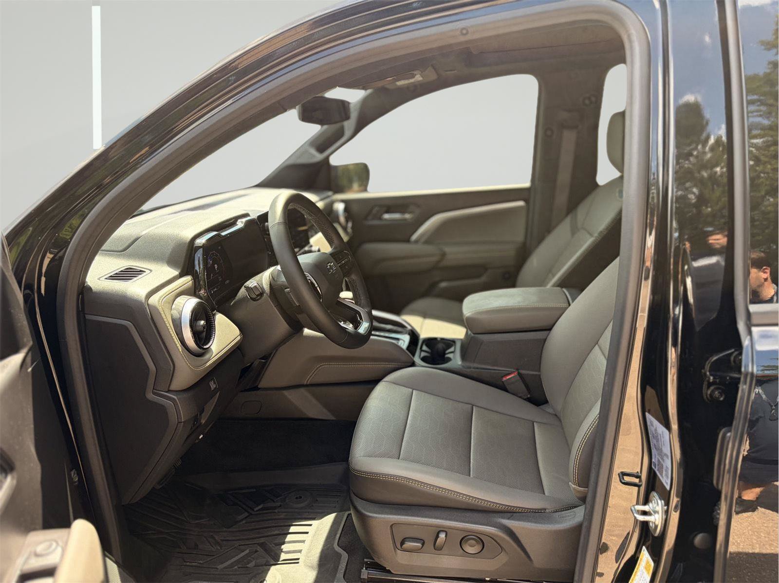 Used 2025 Chevrolet Colorado ZR2 w/ Midnight Edition AWD/4WD image 84