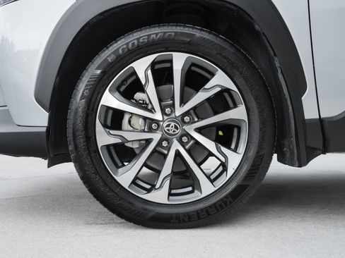 Used 2023 Toyota Corolla Cross XLE w/ Convenience Package FWD image 31