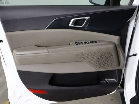 Used 2025 Kia Carnival FWD image 20