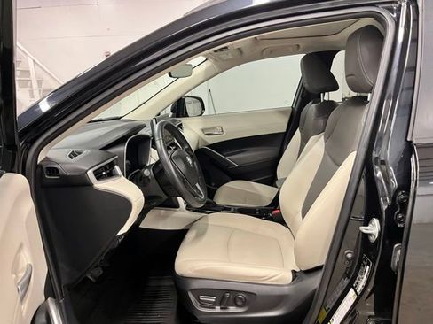 Used 2023 Toyota Corolla Cross XLE w/ Convenience Package FWD image 16