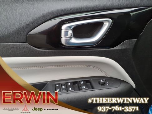 Used 2025 Jeep Compass Limited AWD/4WD image 11