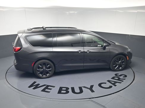 Used 2018 Chrysler Pacifica Touring-L Plus w/ S Appearance Package image 16