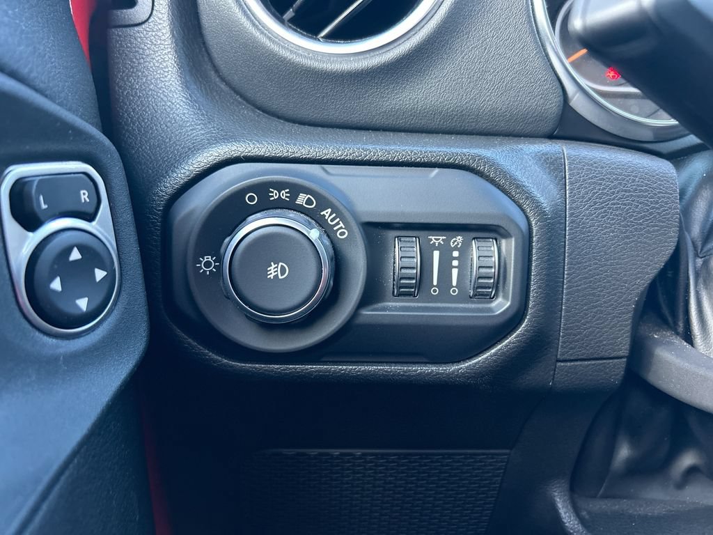 Used 2022 Jeep Wrangler Unlimited Sahara w/ Cold Weather Group AWD/4WD image 18