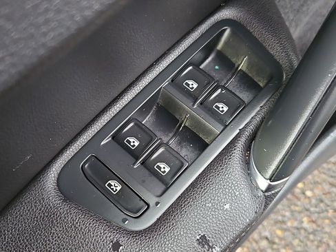 Used 2015 Volkswagen Golf TDI S image 10