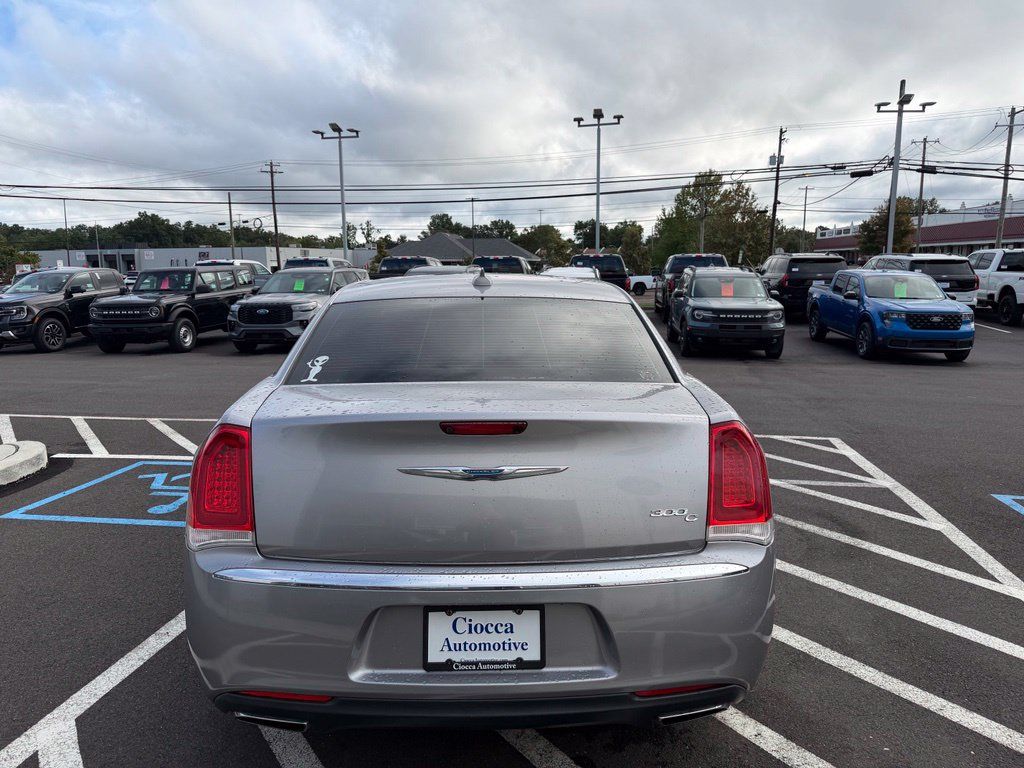 Used 2017 Chrysler 300 C RWD image 9