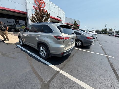 Used 2016 Toyota Highlander Limited Platinum AWD/4WD image 3