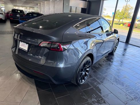 Used 2022 Tesla Model Y Long Range image 5