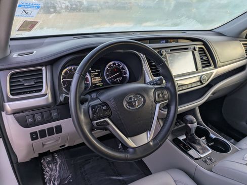 Used 2019 Toyota Highlander XLE image 10